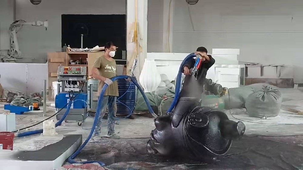 泡沫雕塑上面噴聚脲結(jié)實(shí)么？